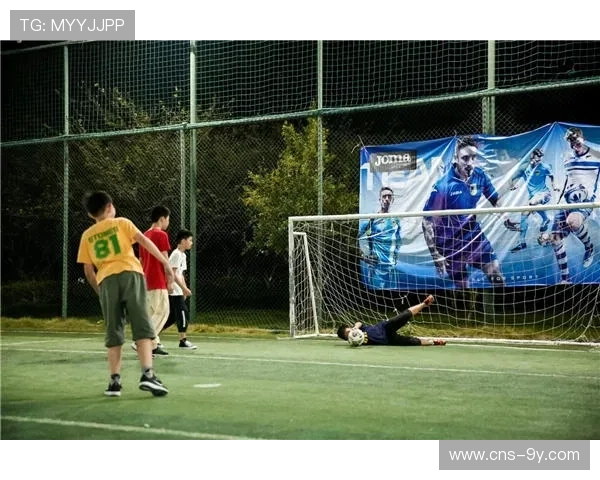 体育赛事运营与时尚产业跨界，推出联名服饰与装备